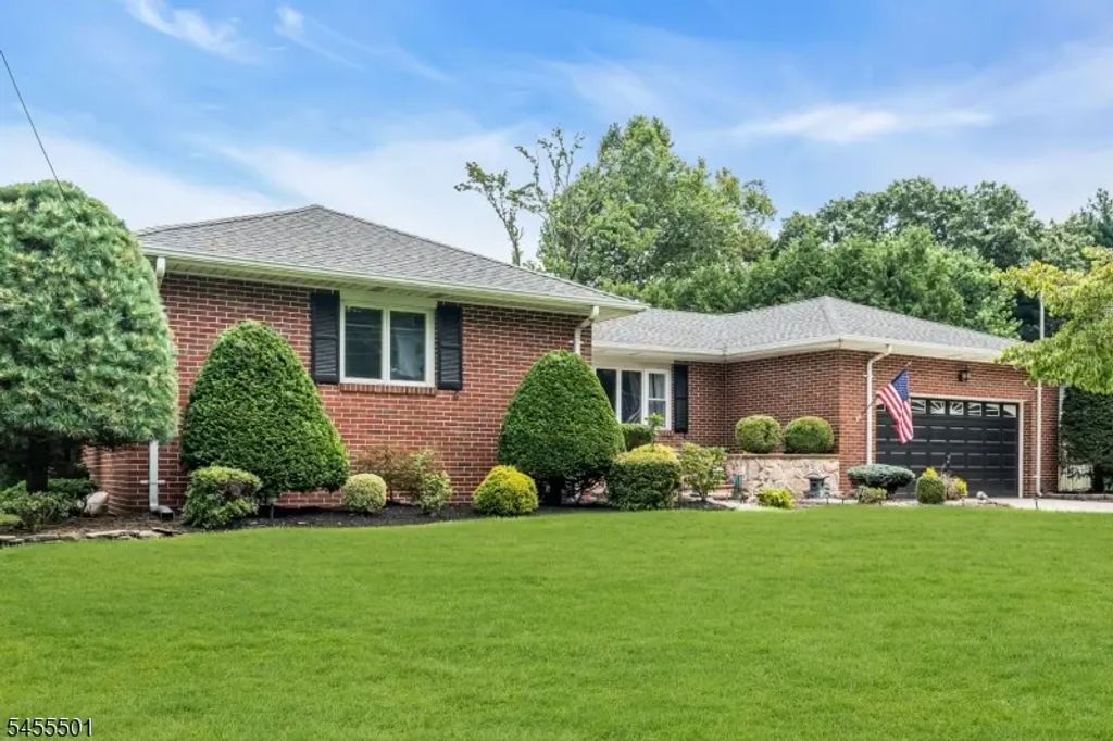 158 Hardenburg Ln, East Brunswick Twp.