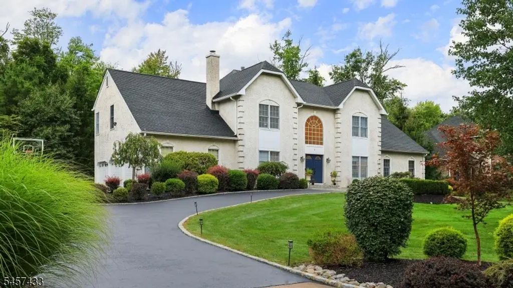 8 Downingtown Ct, Warren Twp.