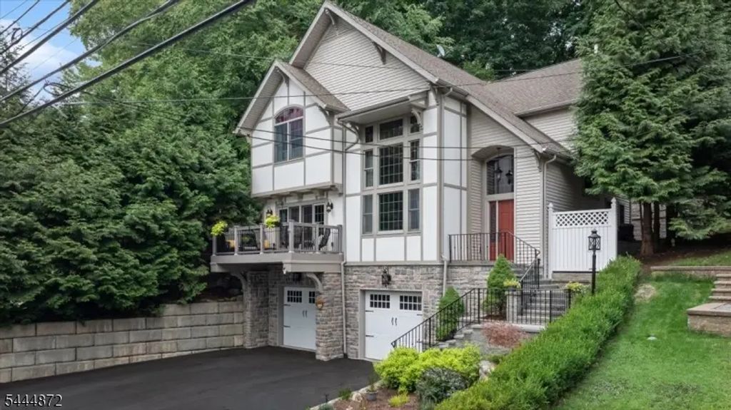 429 E Shore Trl, Sparta Twp.