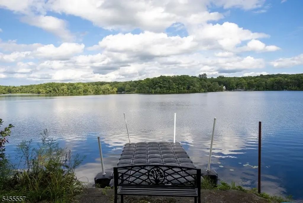 28 Laketop Dr, Hampton Twp.