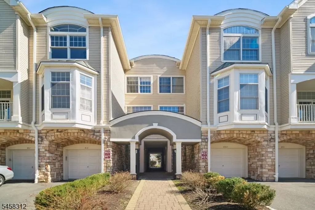 611 Binghampton Ln, Livingston Twp.