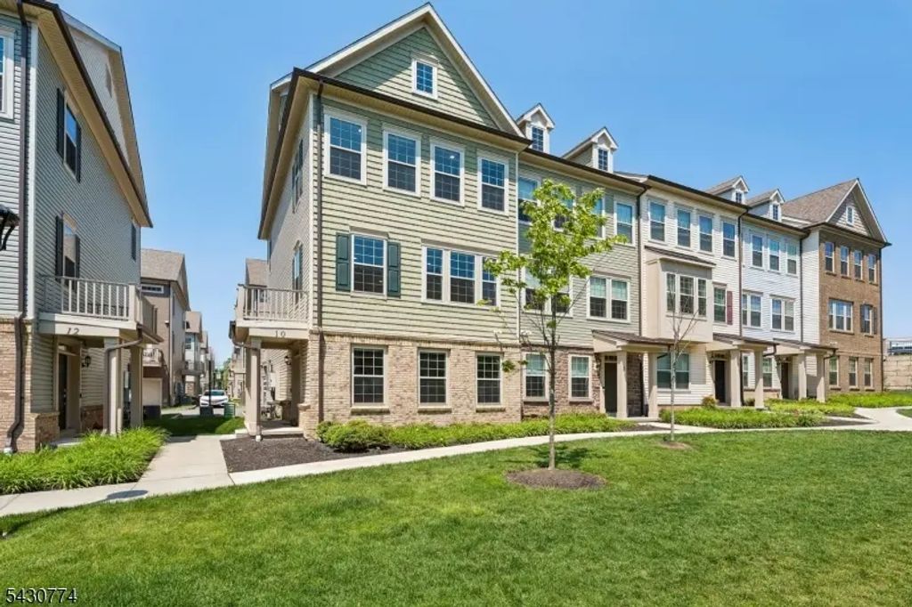 10 Cortland Ct, Livingston Twp.