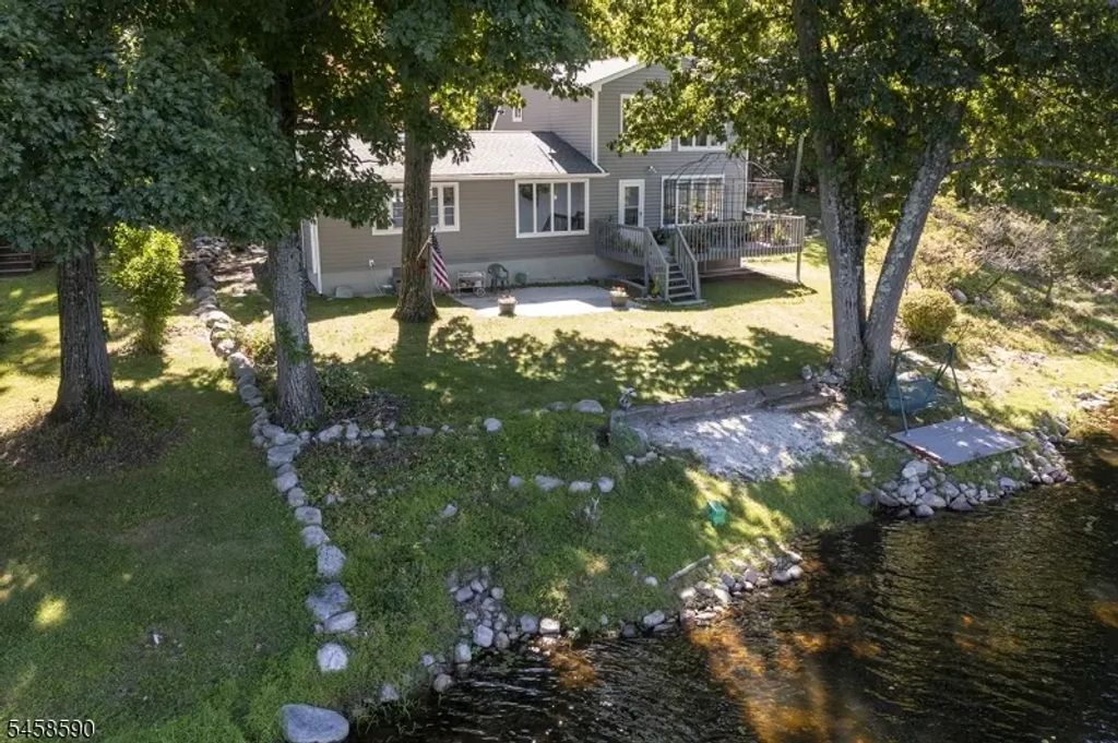 915 Plymouth Lake Dr, Stillwater Twp.