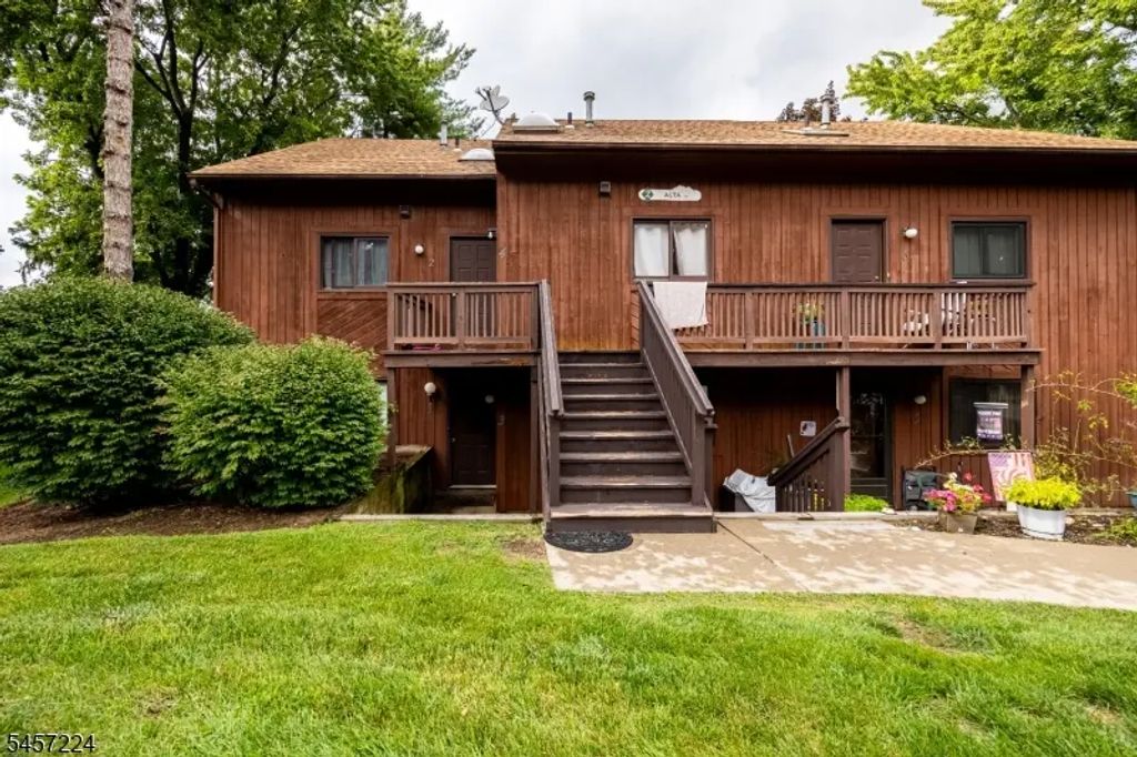 2 Alta Ct W, Vernon Twp.