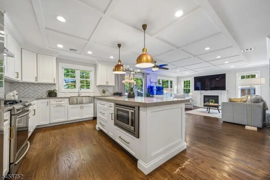 9 Burnet Hill Rd, Livingston Twp.