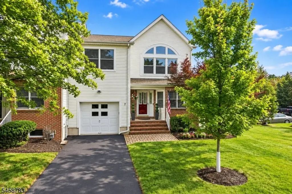 7 Aspen Dr, Hillsborough Twp.