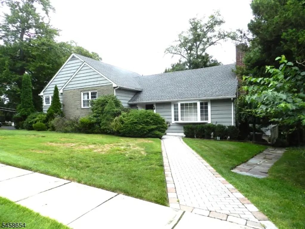 2 Koewing Pl, West Orange Twp.