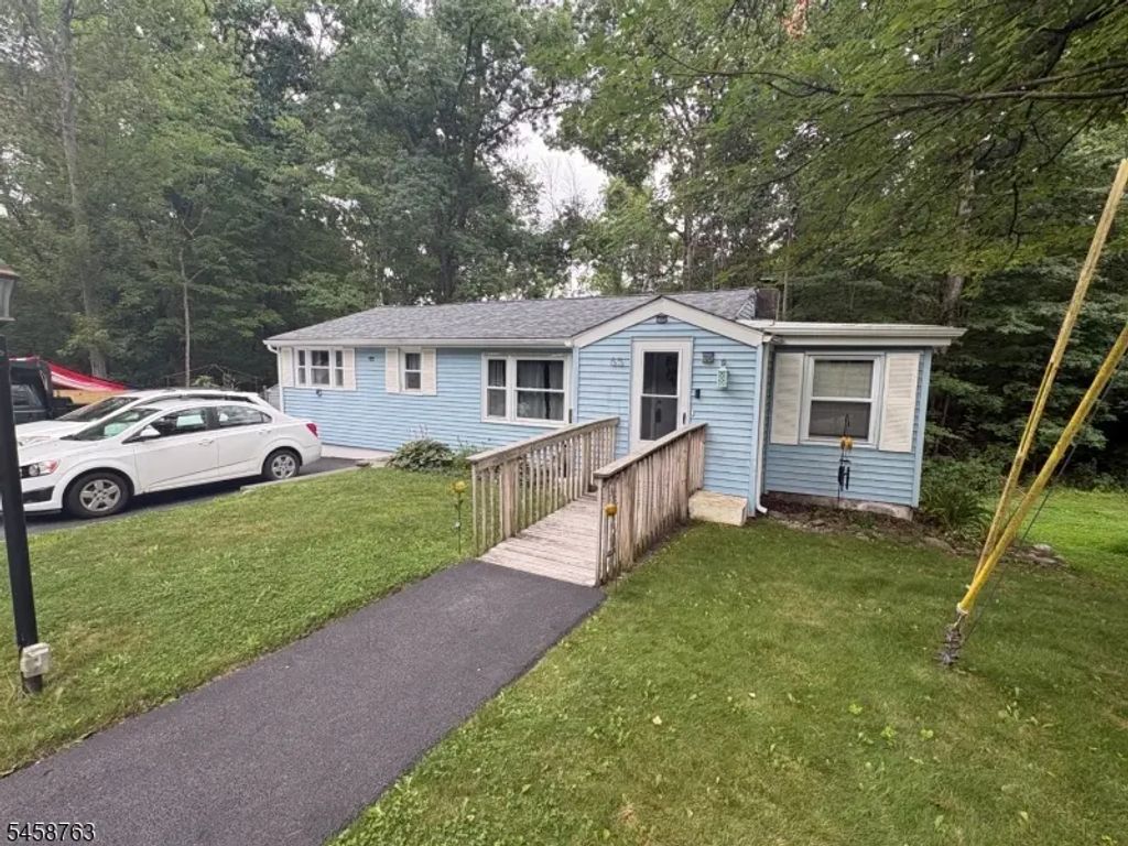 65 Upper Lake Dr, Wantage Twp.