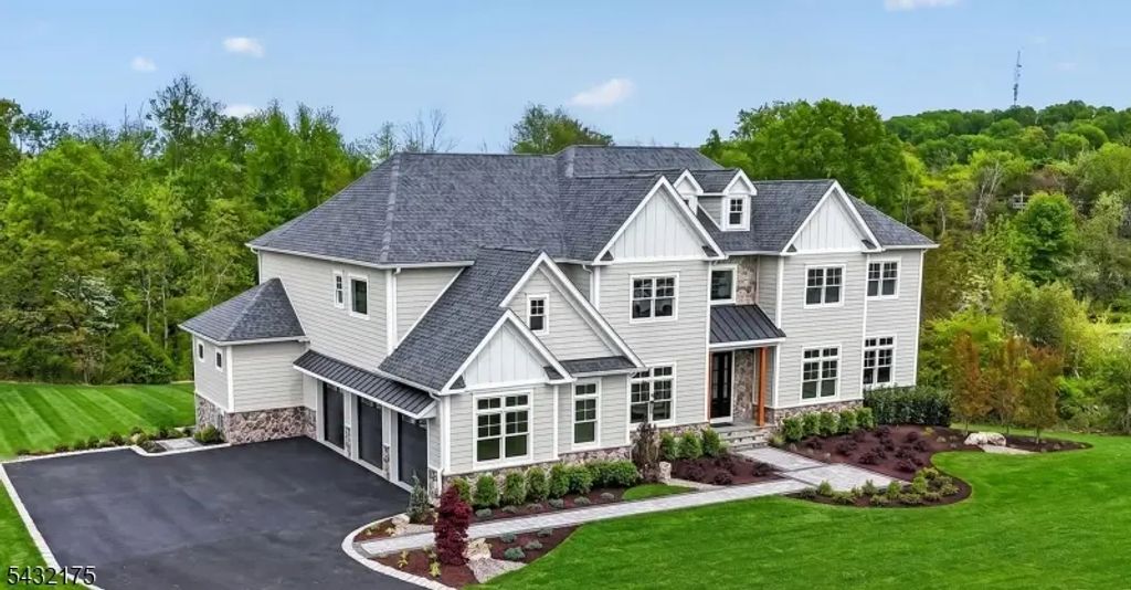2 Ravinn Lane, Warren Twp.