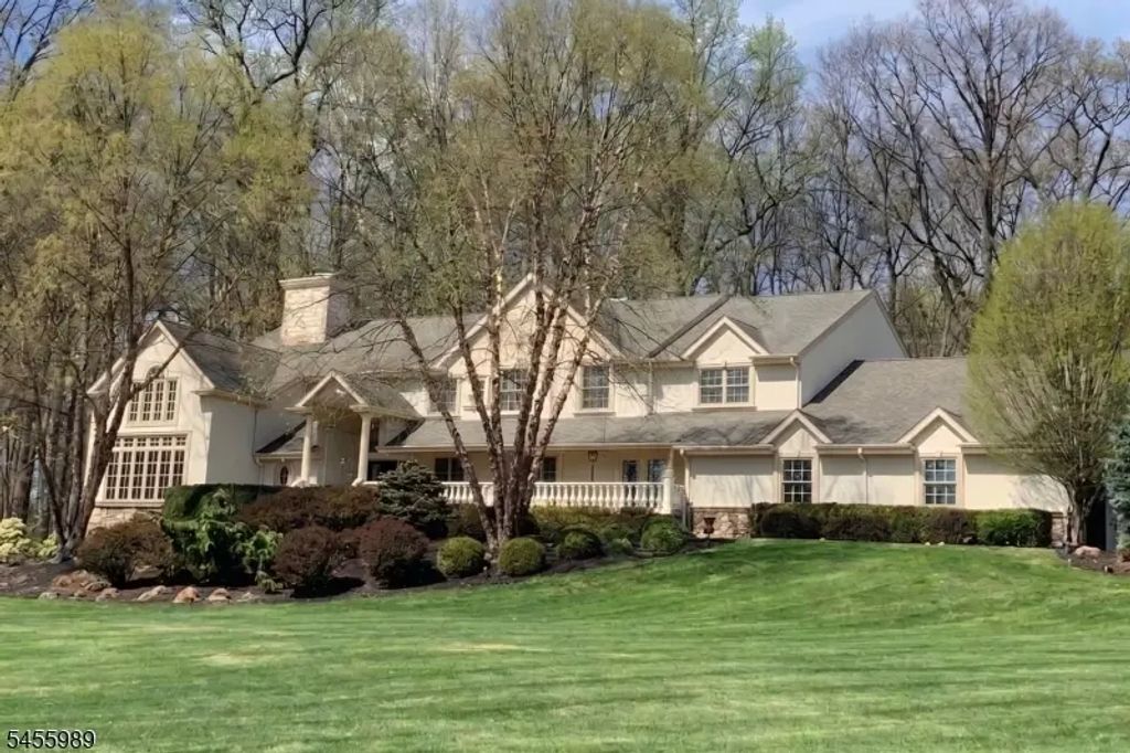6 Hickory Dr, Chester Twp.
