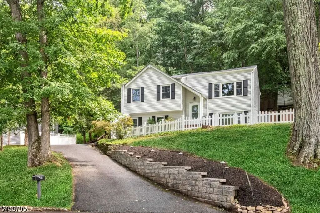 62 Burnham Pkwy, Morris Twp.