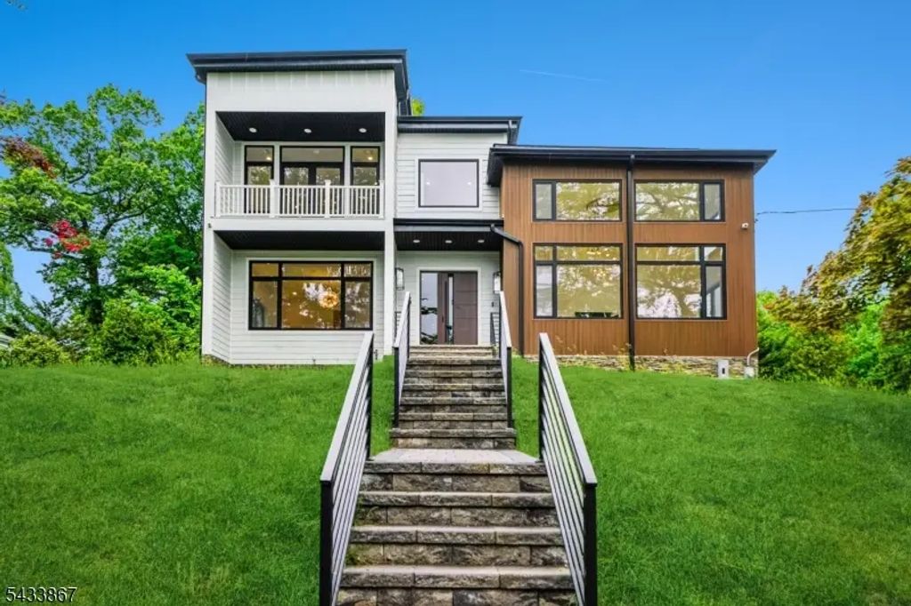 6 Cambridge Dr, Millburn Twp.