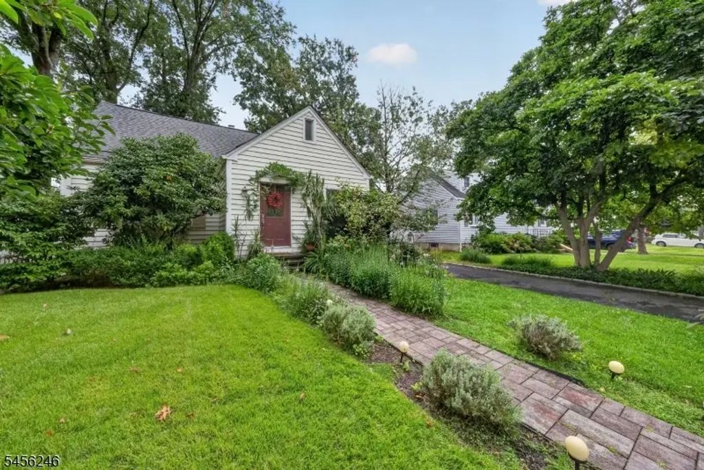 12 Omaha Dr, Cranford Twp.