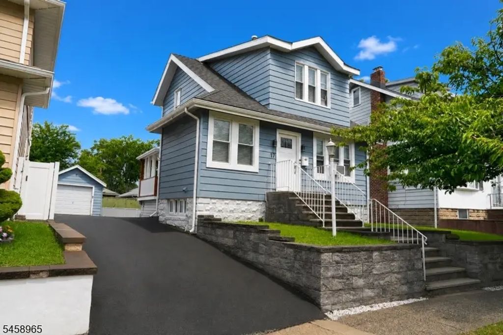 17 Prospect St, Belleville Twp.