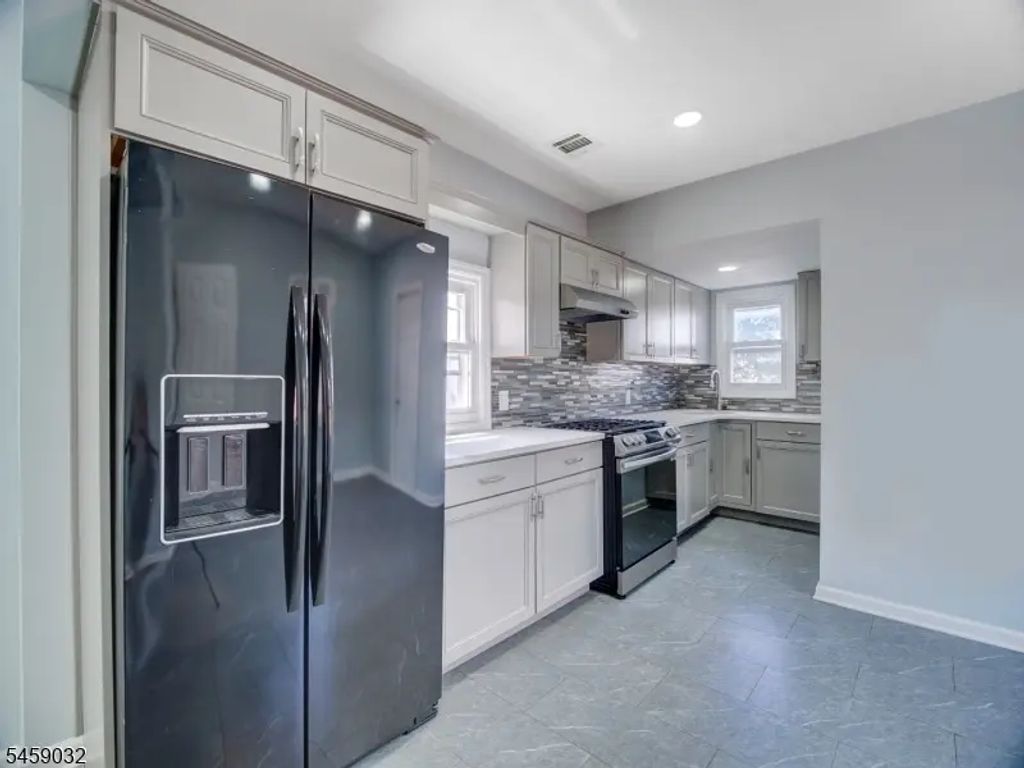 27 Honiss St, Belleville Twp.