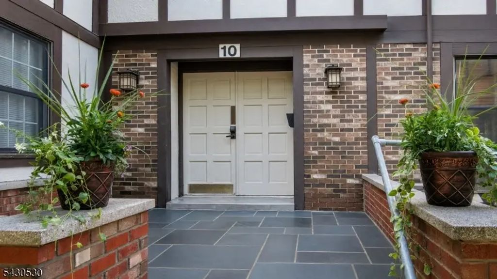 10b Heritage Dr, Chatham Twp.