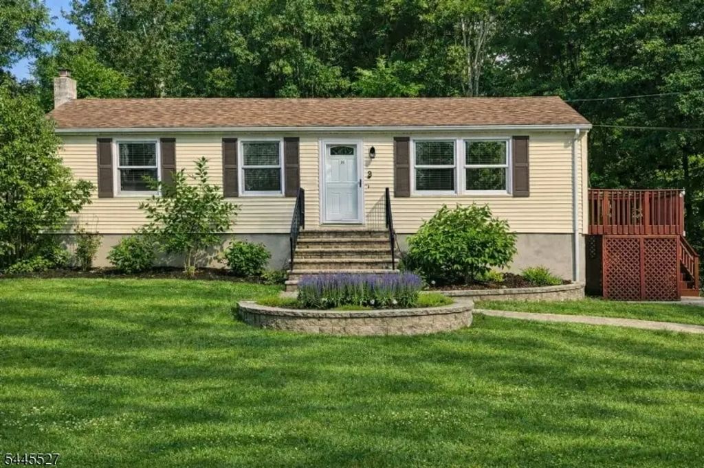 25 Essex Rd, Wantage Twp.