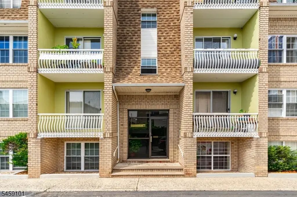 272 Walnut St, Newark City