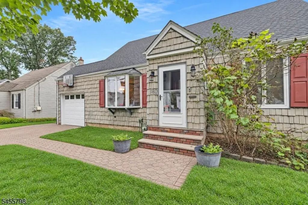 180 Mohawk Dr, Cranford Twp.