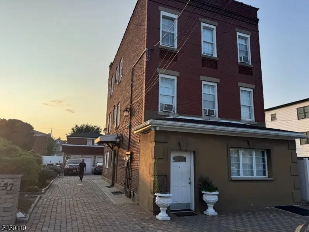 557 E Curtis St, Linden City