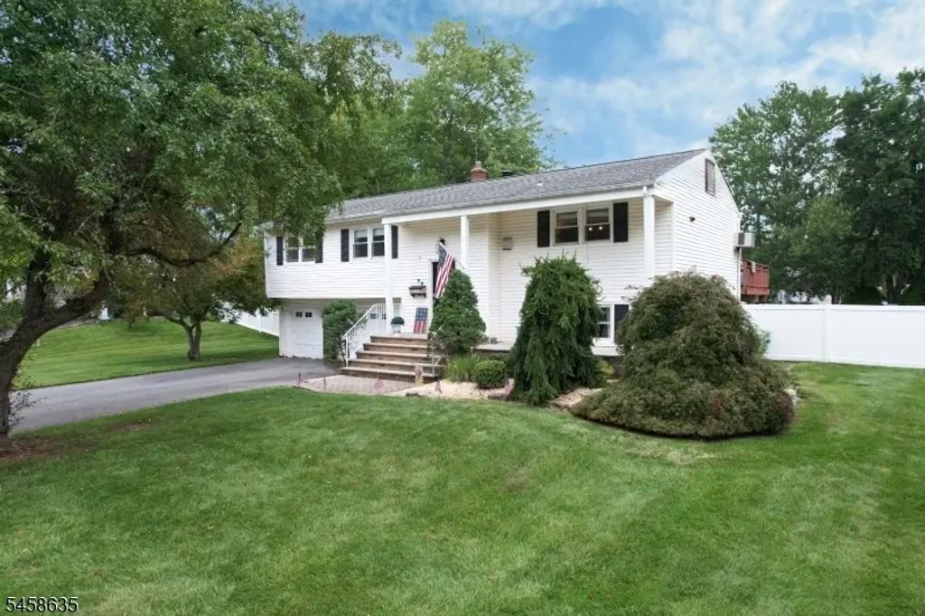 26 Curtis Dr, Lincoln Park Boro