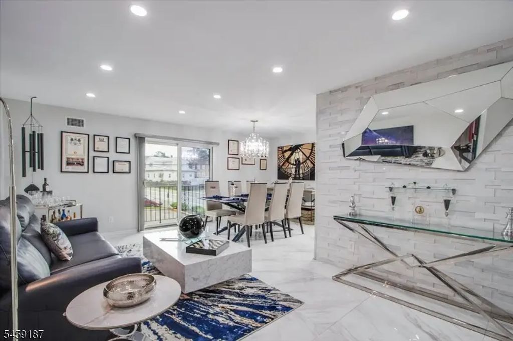 825 Riverside Ave, Lyndhurst Twp.