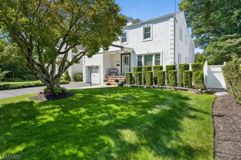 25 Swan Rd, Livingston Twp.