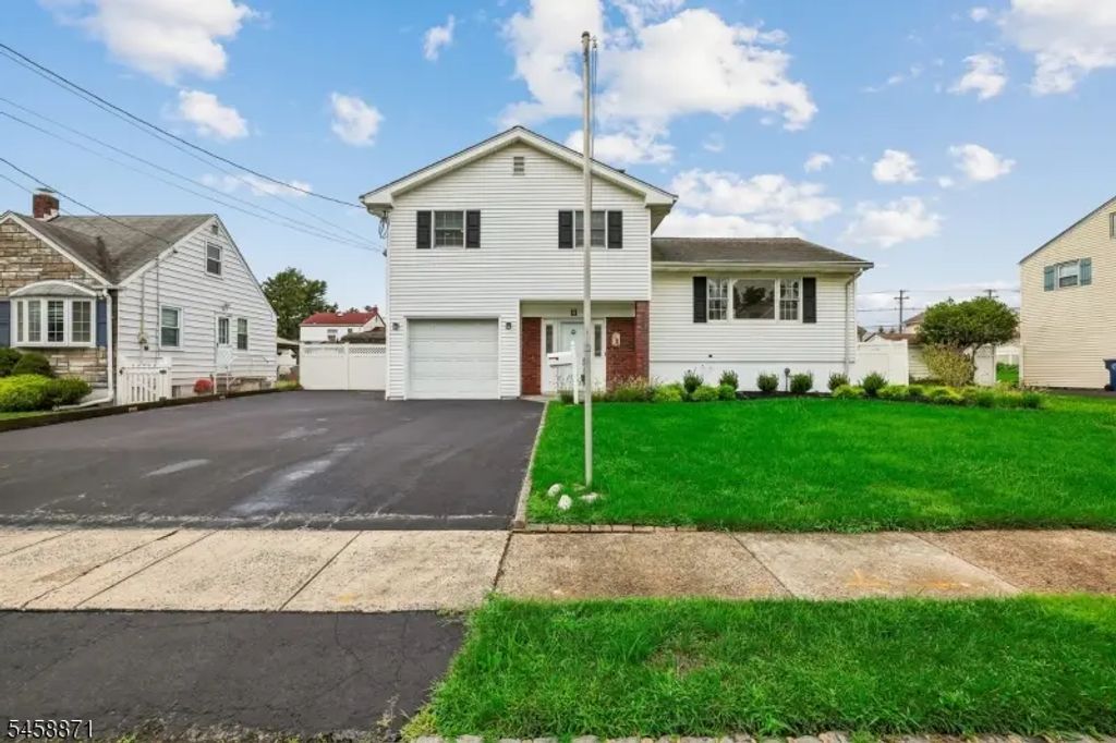 11 Suburban Rd, Clark Twp.