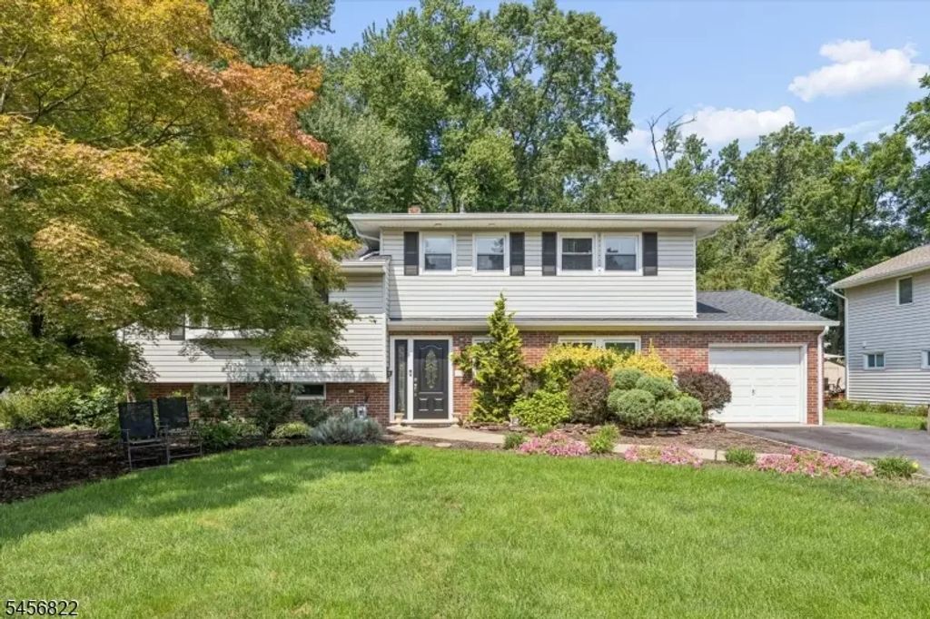 11 Surrey Ln, Springfield Twp.