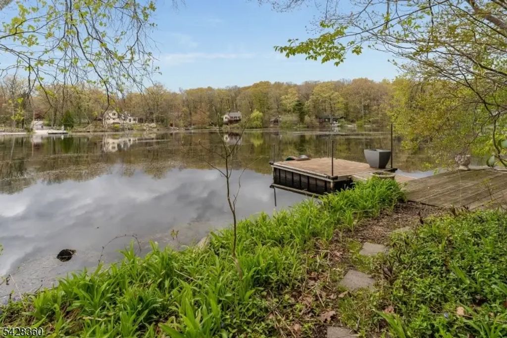 351 E Lakeshore Dr, Vernon Twp.