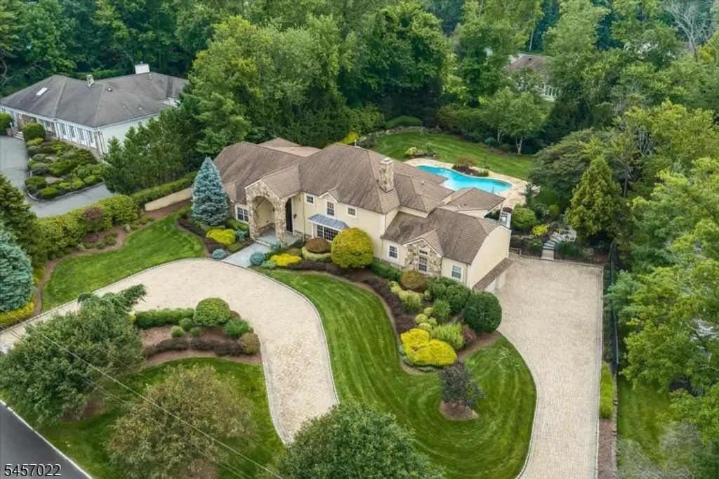 25 Notch Hill Dr, Livingston Twp.