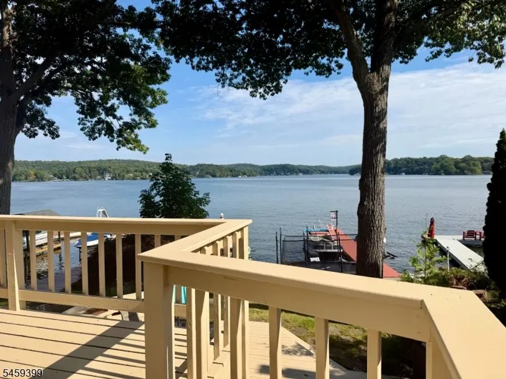 121 Maxim Dr, Hopatcong Boro