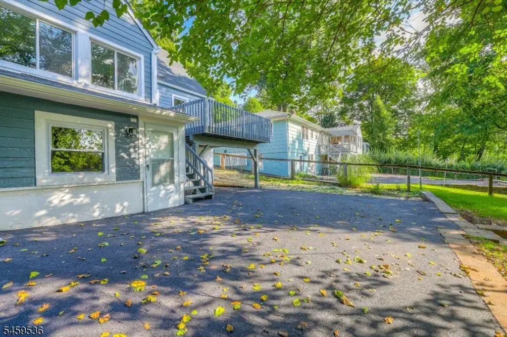 383 Long Hill Rd, Long Hill Twp.