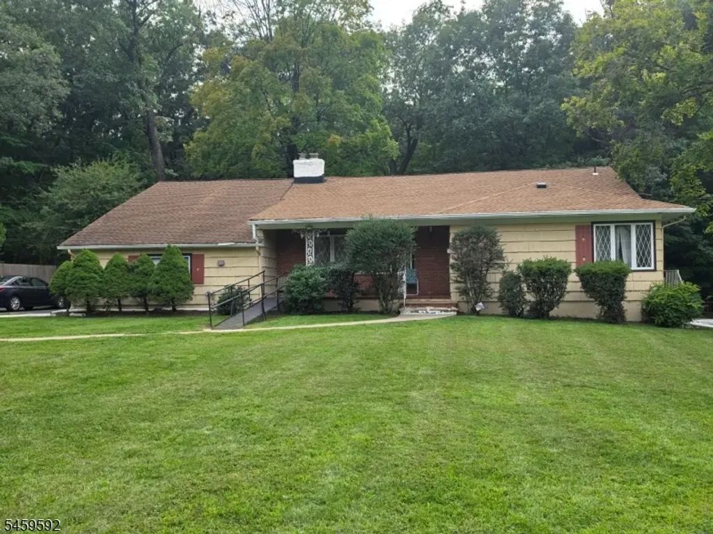 39 Greendale Rd, Cedar Grove Twp.