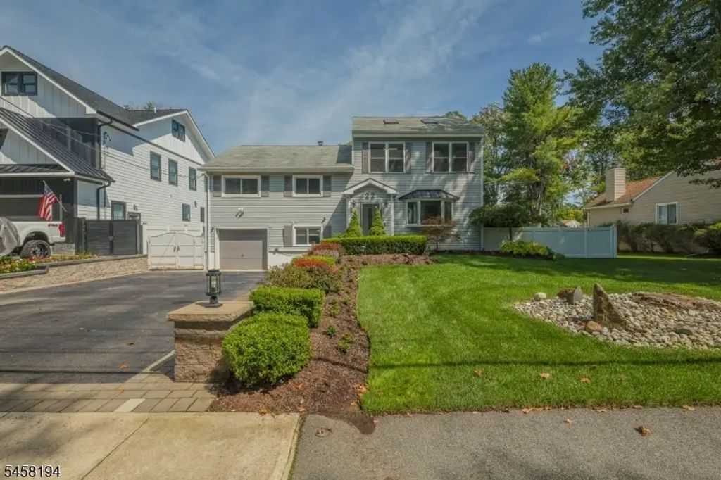 22 Bryant Dr, Livingston Twp.