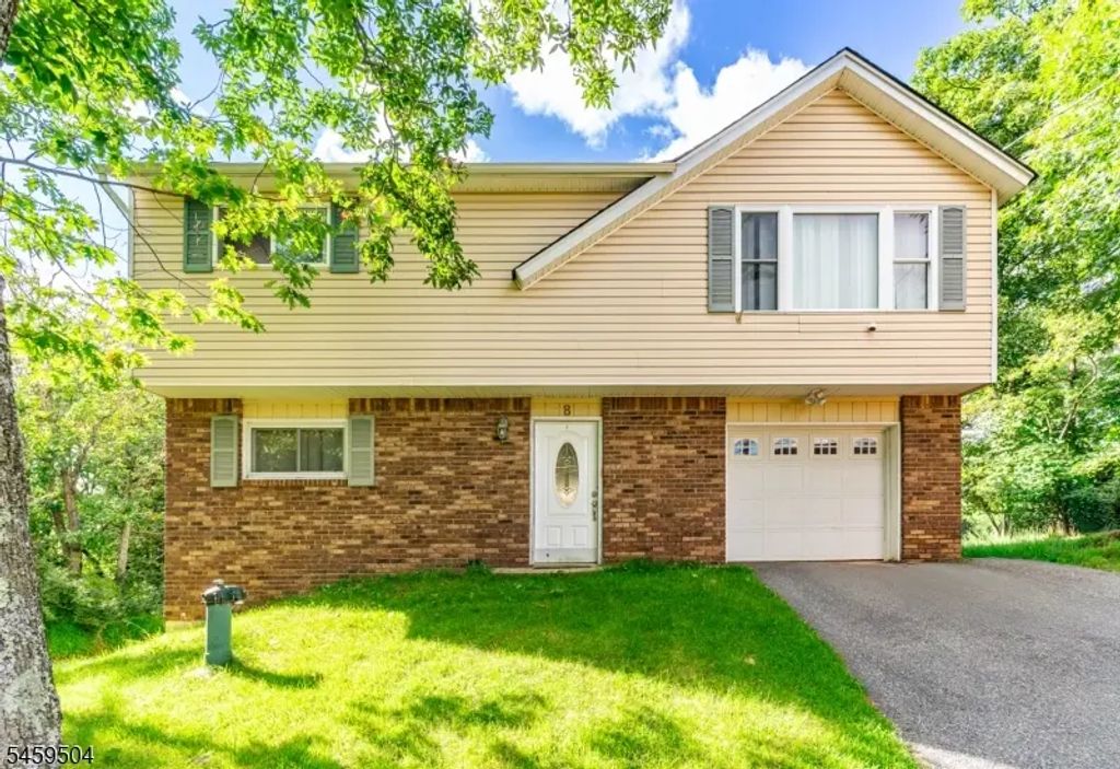 8 Rollins Trl, Hopatcong Boro