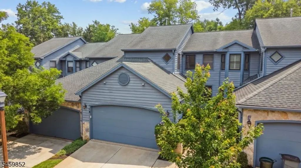 4 Hillside Ct, Lambertville City