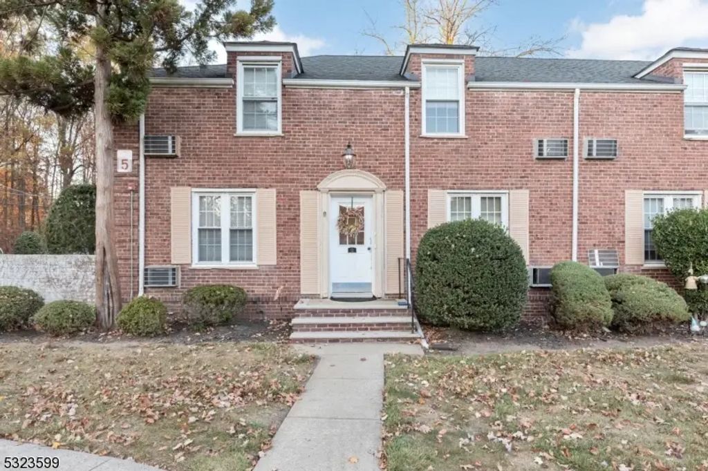 12 B Parkway Village, Cranford Twp.
