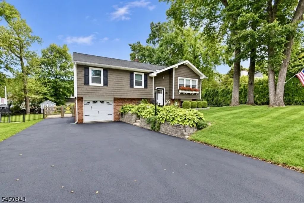 28 Yacht Club Dr, Jefferson Twp.