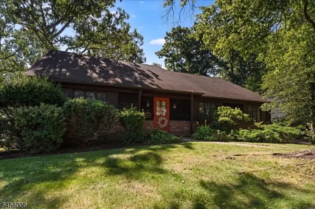18 Tree Top Dr, Springfield Twp.