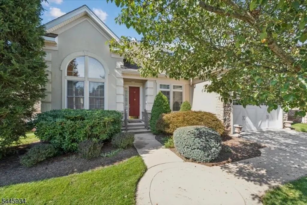 14 Johns Drive, Warren Twp.