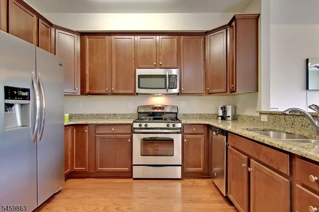 406 Waterview Ct, Hanover Twp.