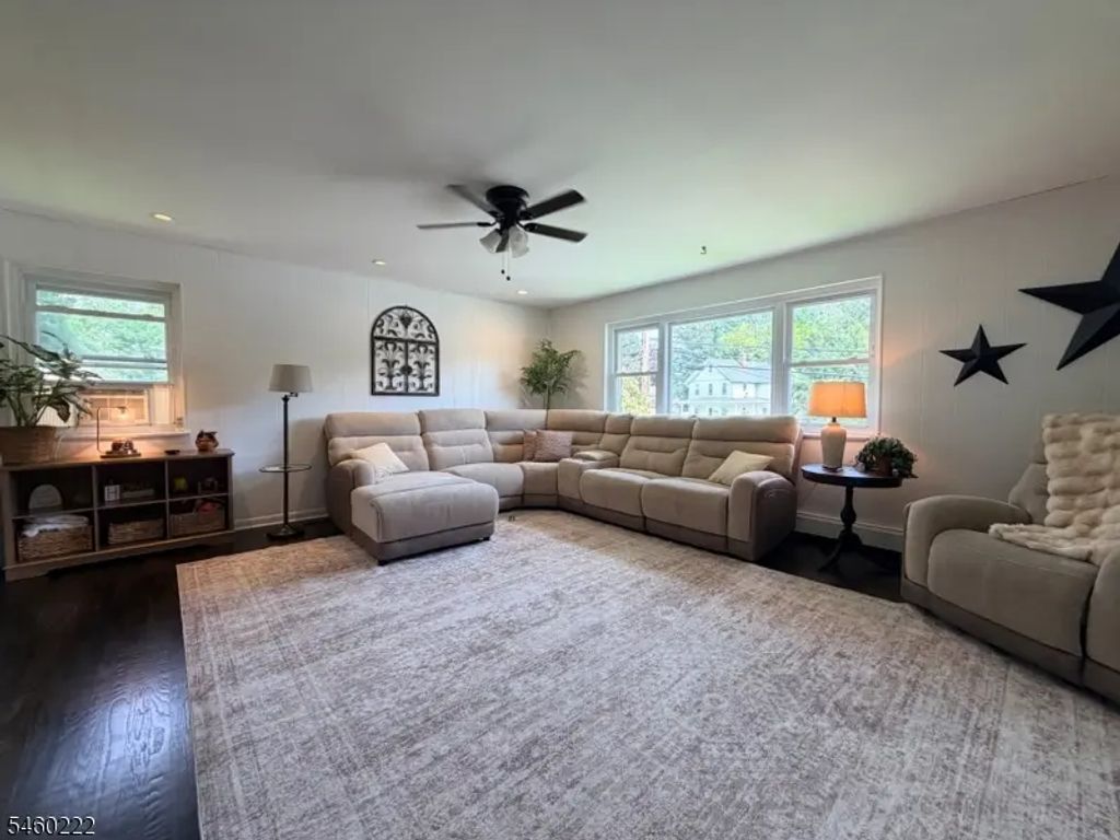 61 Star Lake Rd, Bloomingdale Boro