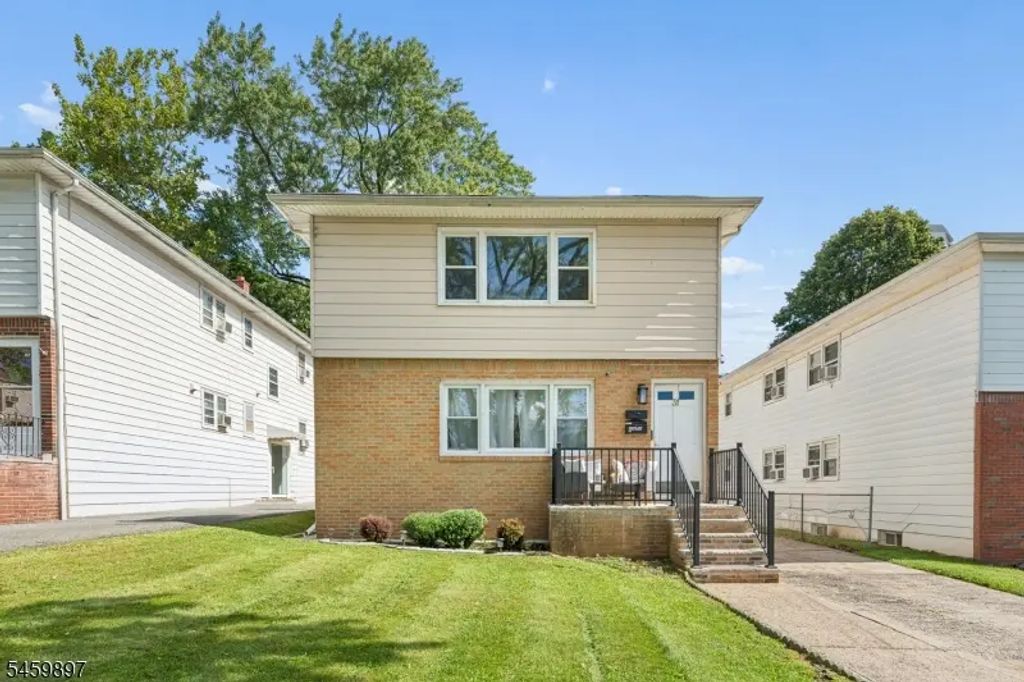 31 Barbara St, Bloomfield Twp.