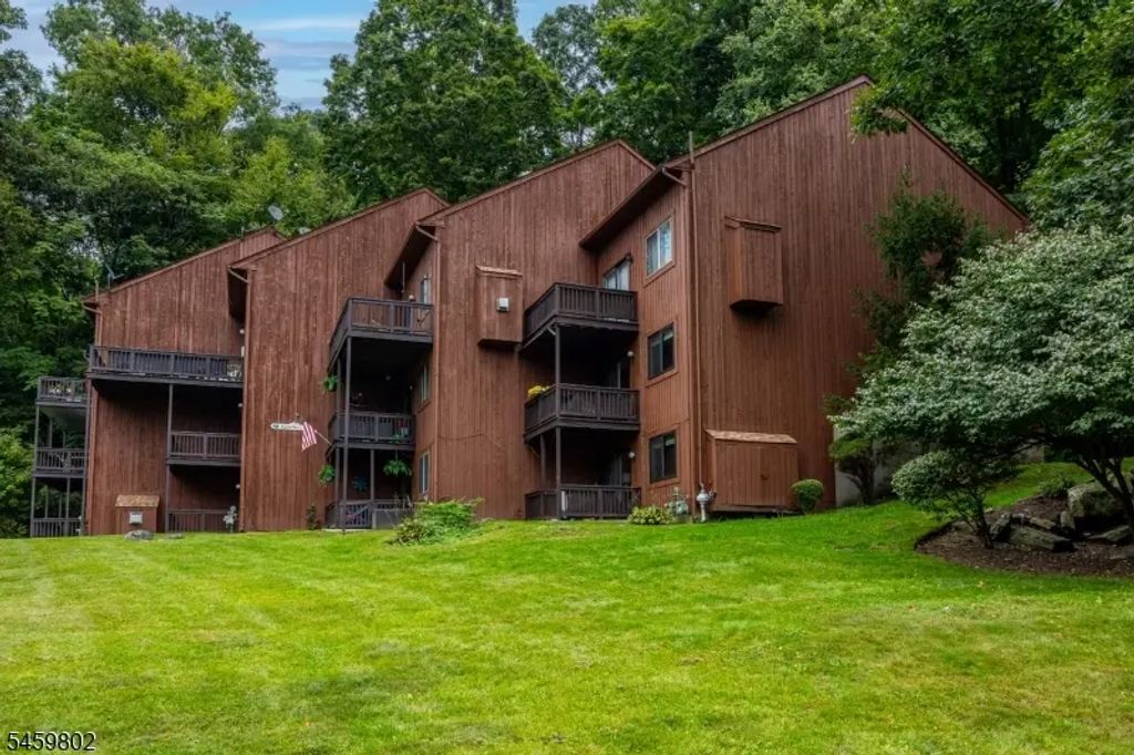 7 Augusta Dr, Vernon Twp.
