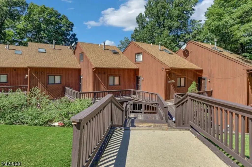 4 Davos Dr, Vernon Twp.