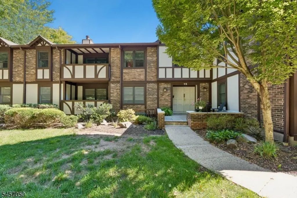 15a Heritage Dr, Chatham Twp.