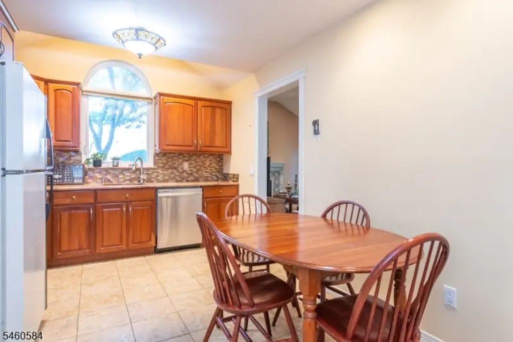 17 Constitution Ct, Montville Twp.