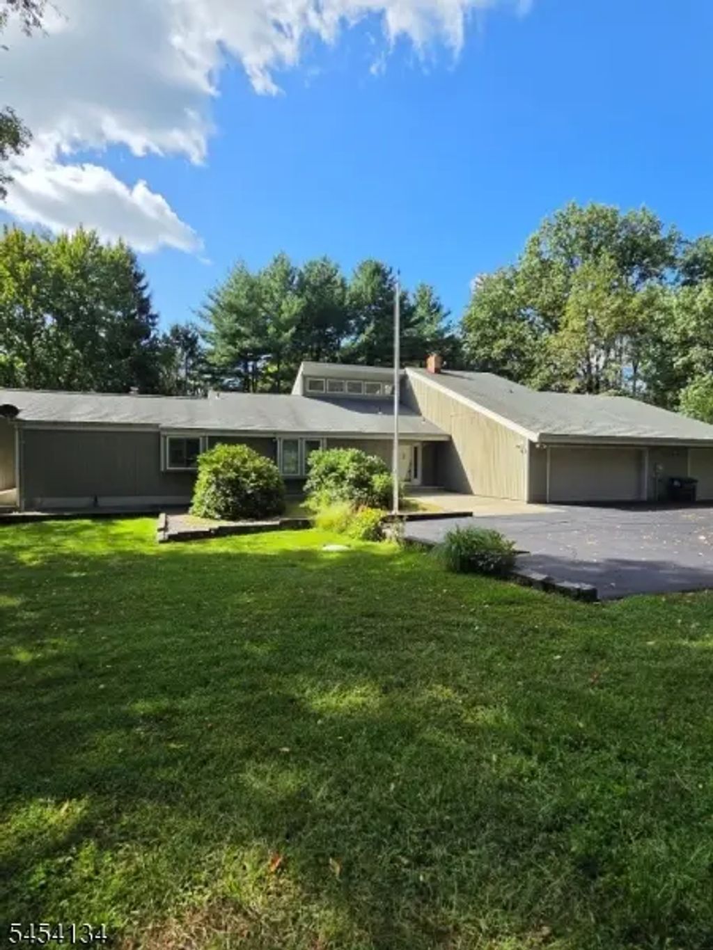3 Alexandria Dr, Alexandria Twp.