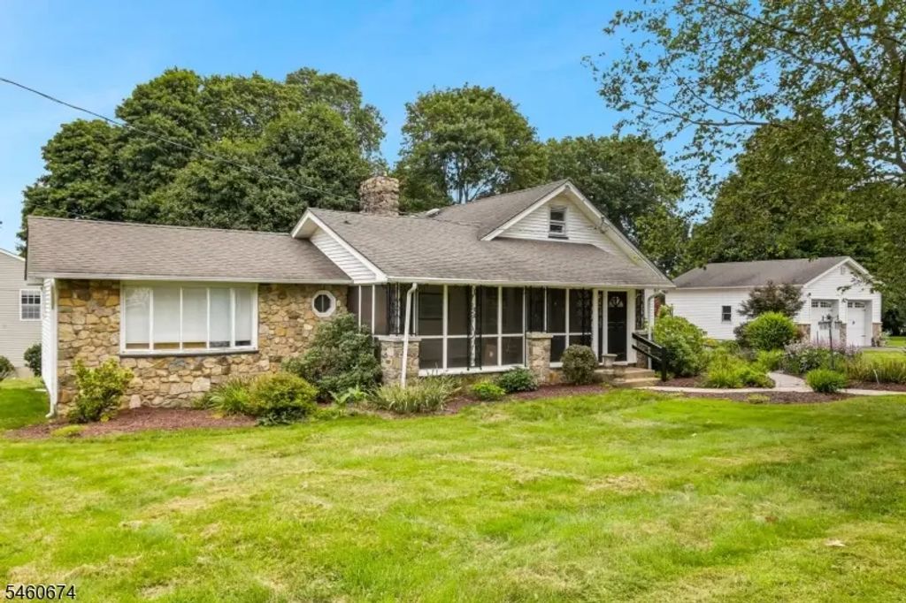 11 Clearwater Rd, Mount Olive Twp.